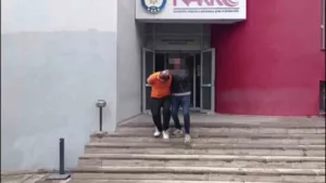 Adana’da 16 yıl hapis cezasıyla aranan uyuşturucu satıcısı saklandığı evde