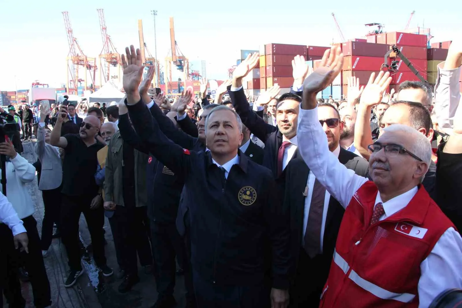 Mersin limanından ’17. İyilik Gemisi ’Akdeniz’i uğurlayan İçişleri Bakanı Ali