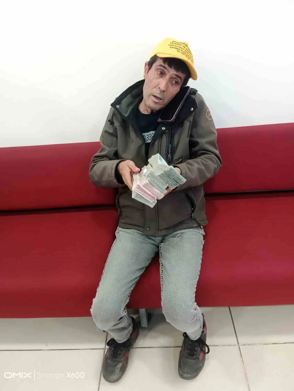 Eskişehir’de dolandırıcılara 180 bin TL kaptırmak üzereyken polisin dikkati sayesinde