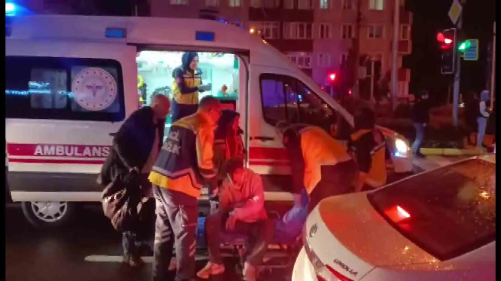 Kocaeli’nin Karamürsel ilçesinde hafif ticari araç ile otomobilin karıştığı kazada