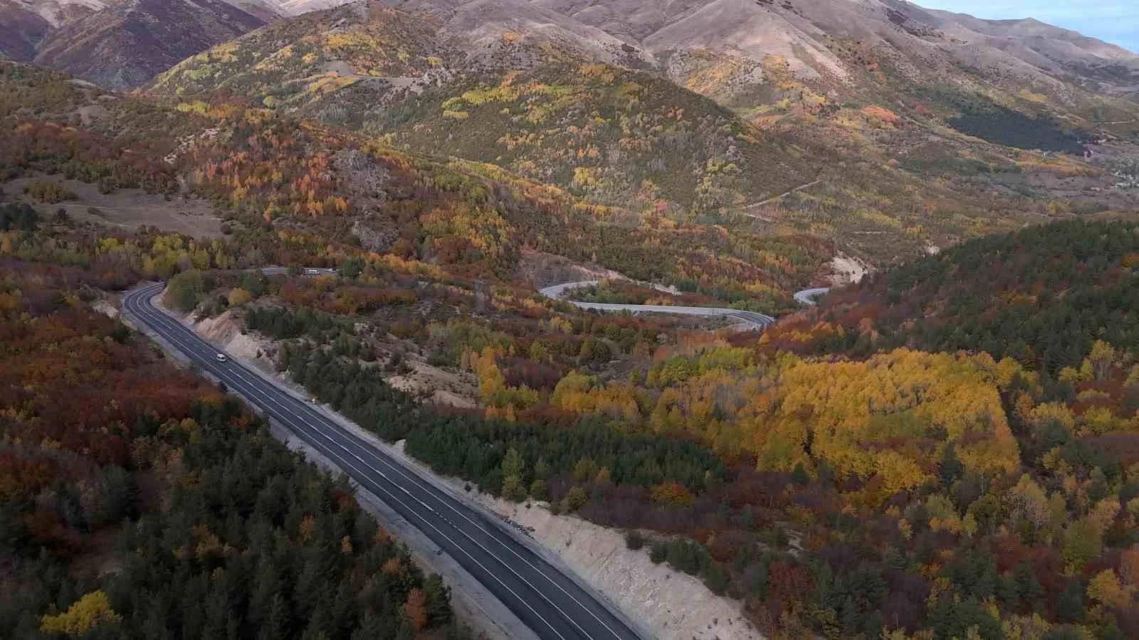 Sivas’ın Zara ve Suşehri ilçeleri arasında bulunan Geminbeli Geçidi’nde sonbaharda