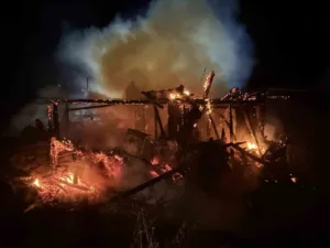 Bolu’da çıkan yangında 2 katlı ahşap ev tamamen yanarak küle