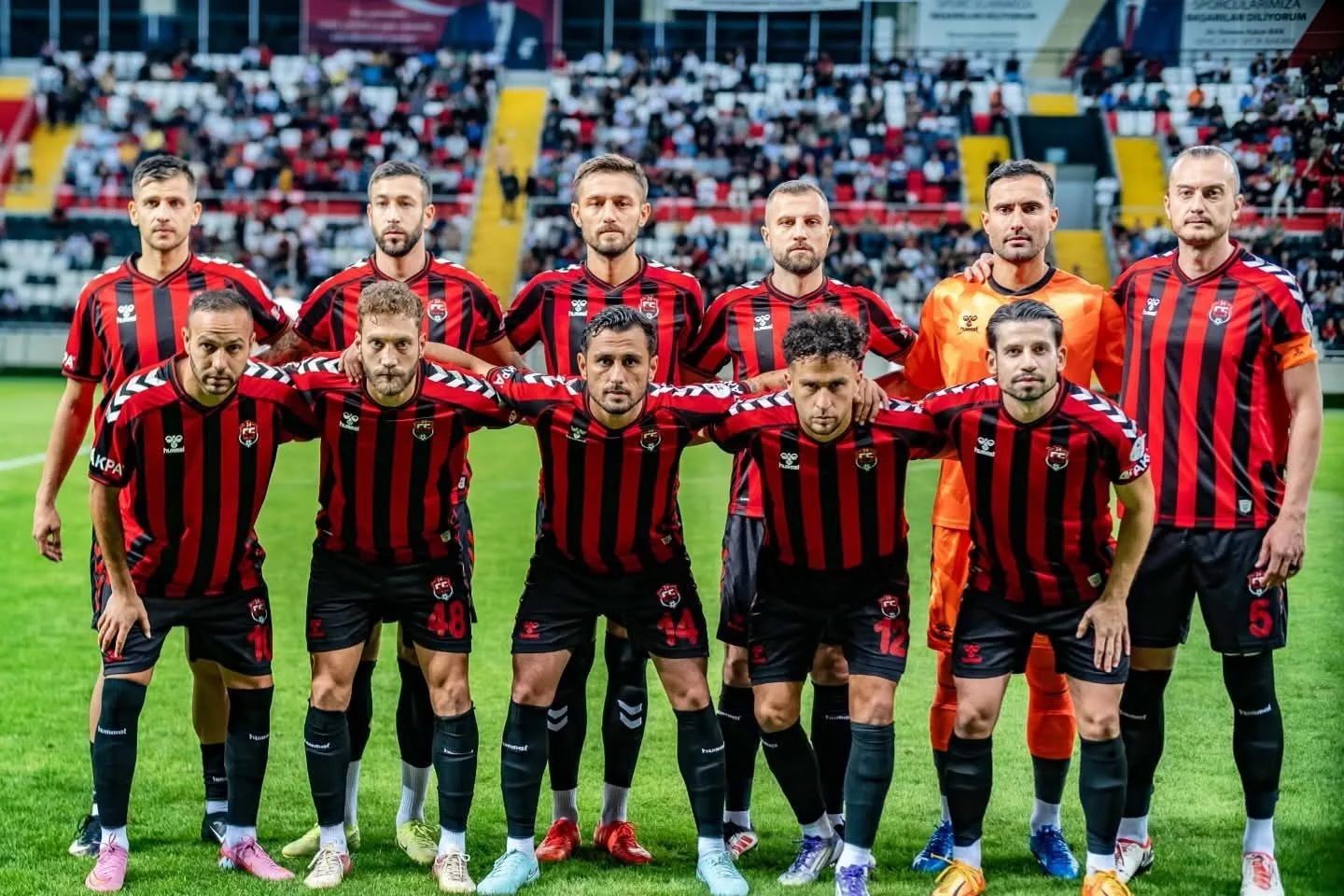 TFF 2. Lig Beyaz grupta mücadele eden 24Erzincanspor futbolcuları yaptıkları