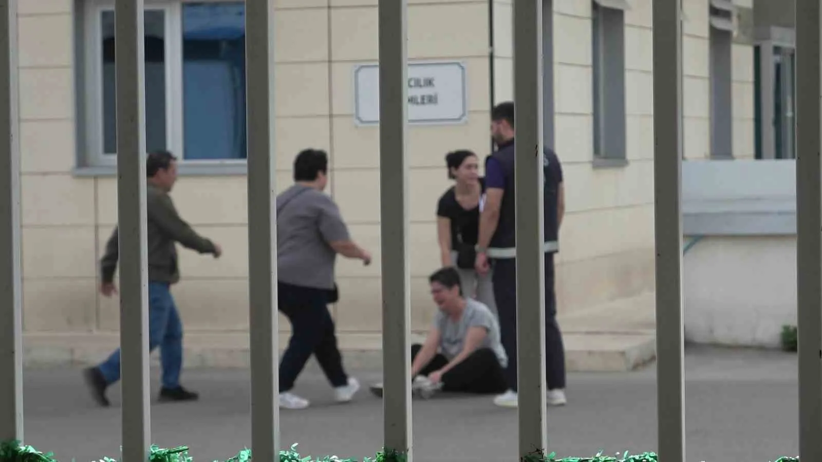 Antalya’da bir parktaki bankta hareketsiz duran genci görenlerin ihbarı üzerine