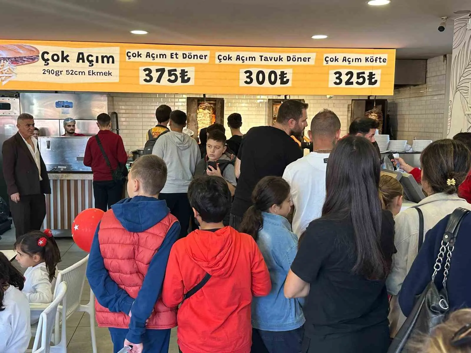 Bursa’da bir işletme, 29 Ekim Cumhuriyet Bayramı dolayısıyla gelirini Mehmetçik