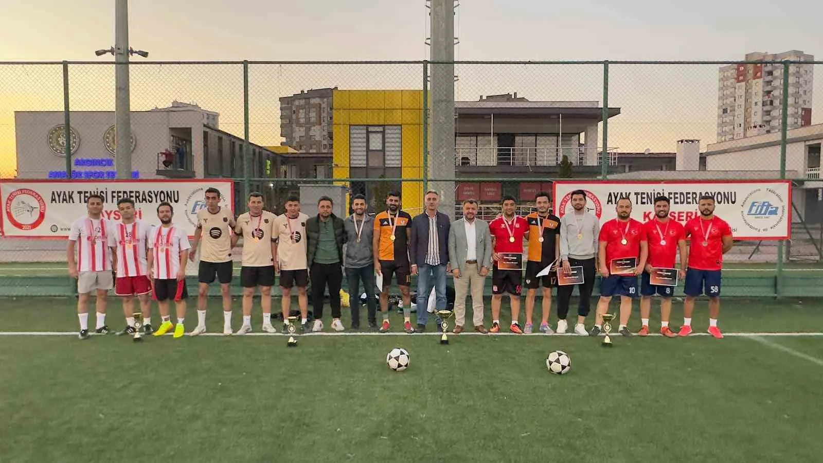 Kayseri’de bu yıl üçüncüsü düzenlenen Kamu Spor Oyunları’nda Ayak Tenisi