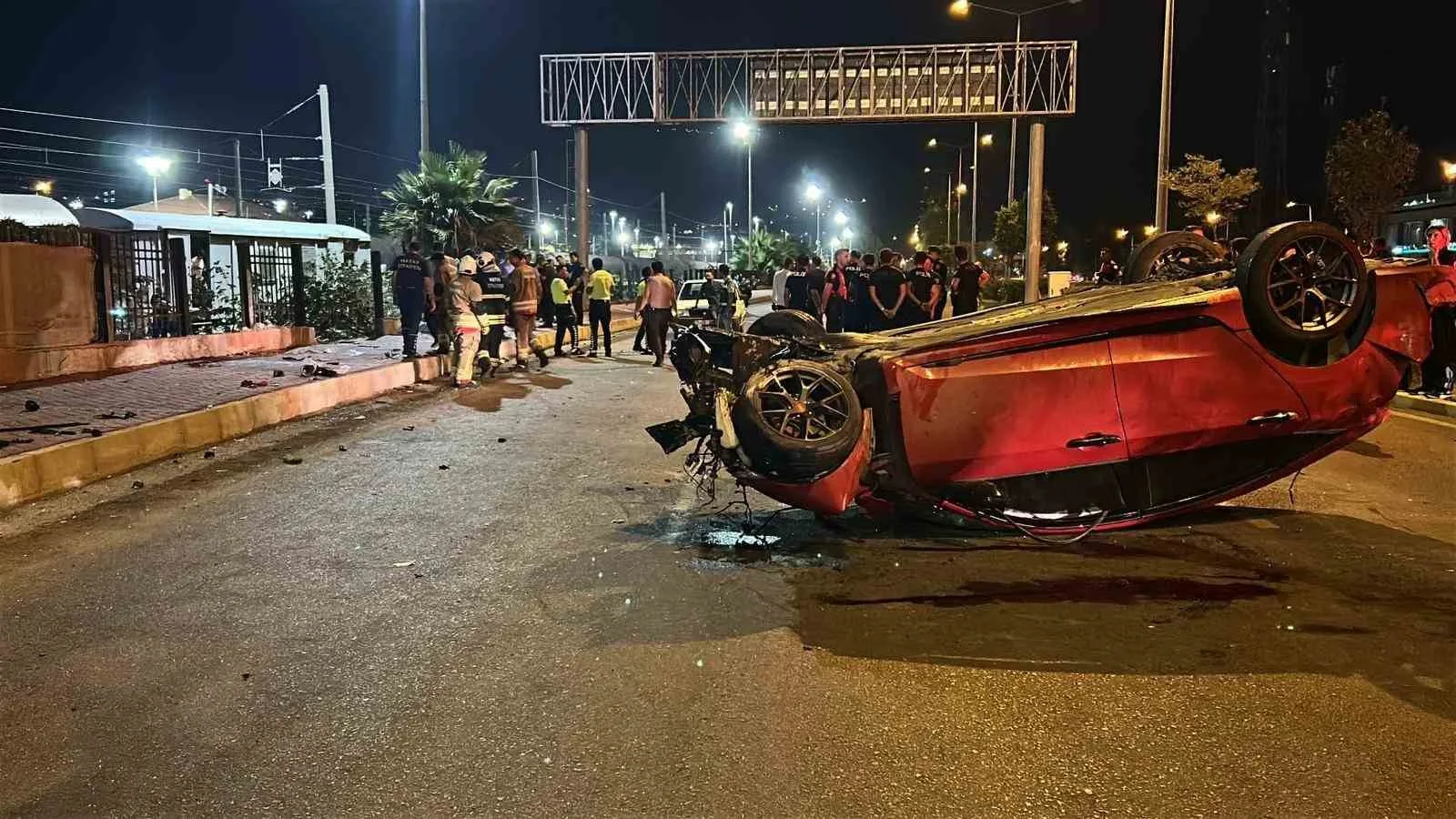 Hatay’da otomobilin kaldırımdaki yayalara çarpmasıyla 3 kişinin öldüğü kazada, 25