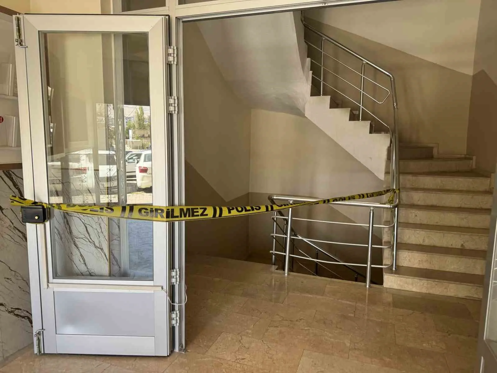 Niğde’de dengesini kaybederek apartman boşluğuna düşen kişi ağır yaralandı. Edinilen