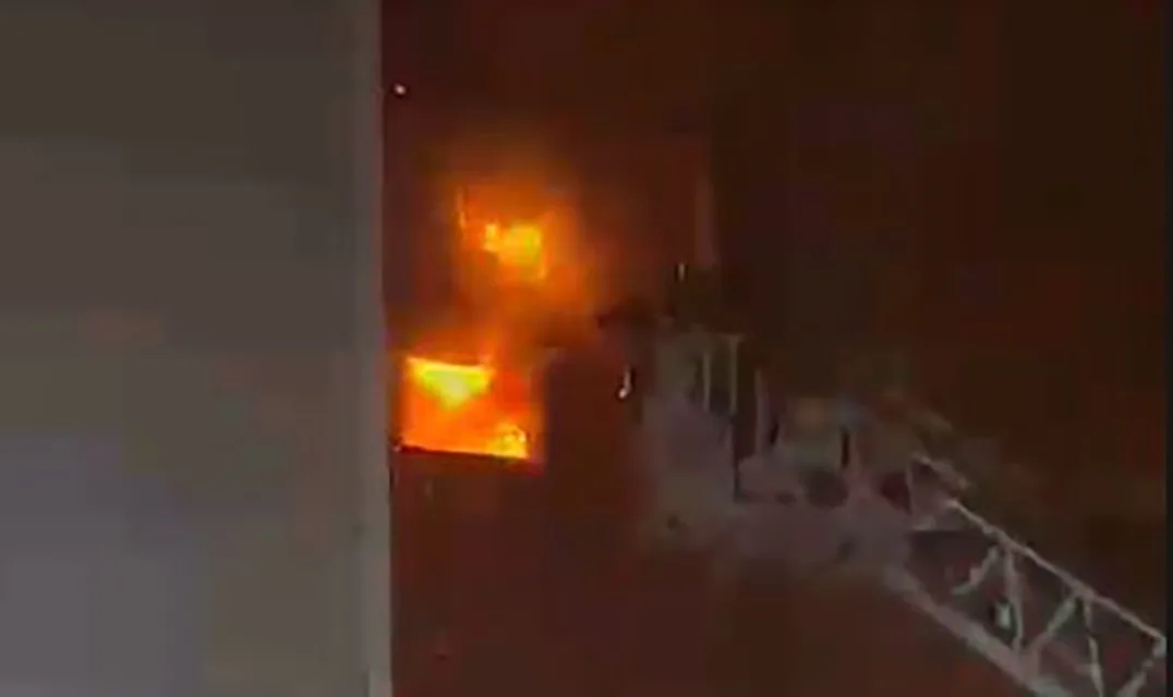 Kocaeli’nin Körfez ilçesinde 4 katlı mobilya deposunda çıkan yangın, itfaiye