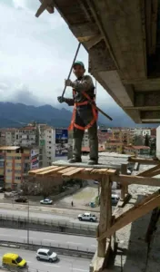Denizli’de çalıştığı inşaatın 4. katından düşen 57 yaşındaki işçi hastanede