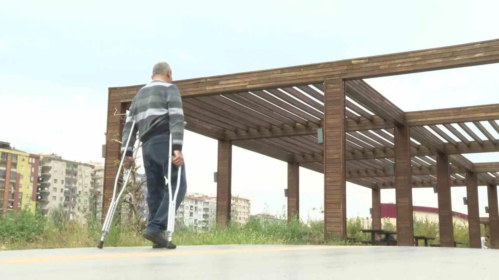 Diyarbakır’da çocuk felci geçirdiği için bir ayağını kaybeden diğer ayağını