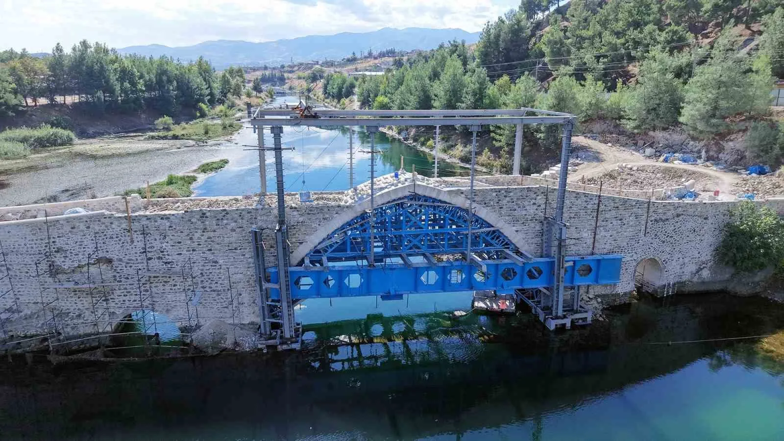 Kahramanmaraş’ta depremde hasar gören tarihi Ceyhan Köprüsü’nün restorasyon çalışmalarında sona