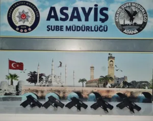 Adana’da polisin yaptığı aramada 5 ruhsatsız tabanca bulunduran şüpheli tutuklandı.