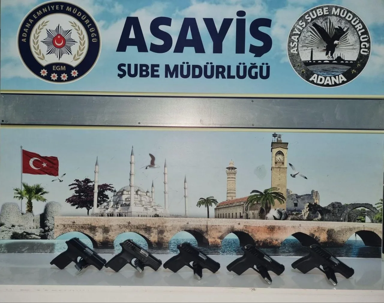 Adana’da polisin yaptığı aramada 5 ruhsatsız tabanca bulunduran şüpheli tutuklandı.