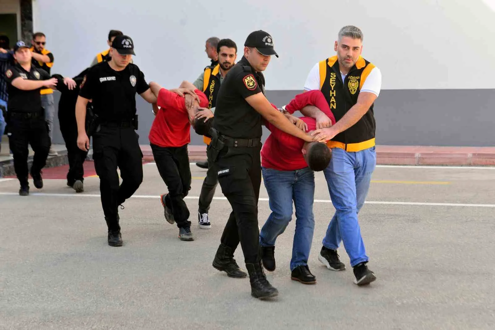 Adana’da bir iş insanından 50 milyon lira haraç isteyen çete,