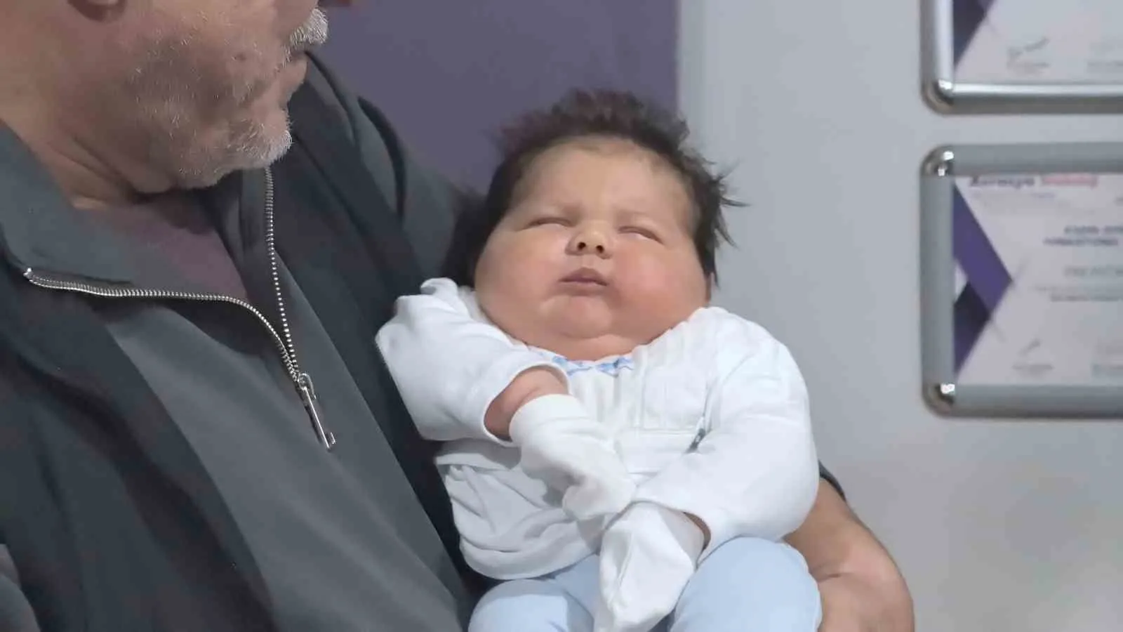 Bursa’nın İnegöl ilçesinde dünyaya gelen erkek bebek, ağırlığı ve boyutuyla