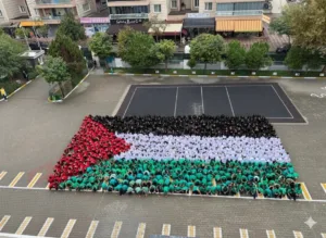 Bursa’nın Yıldırım ilçesindeki bir ilkokulda öğrenciler, Filistin bayrağının renklerinde giyinerek