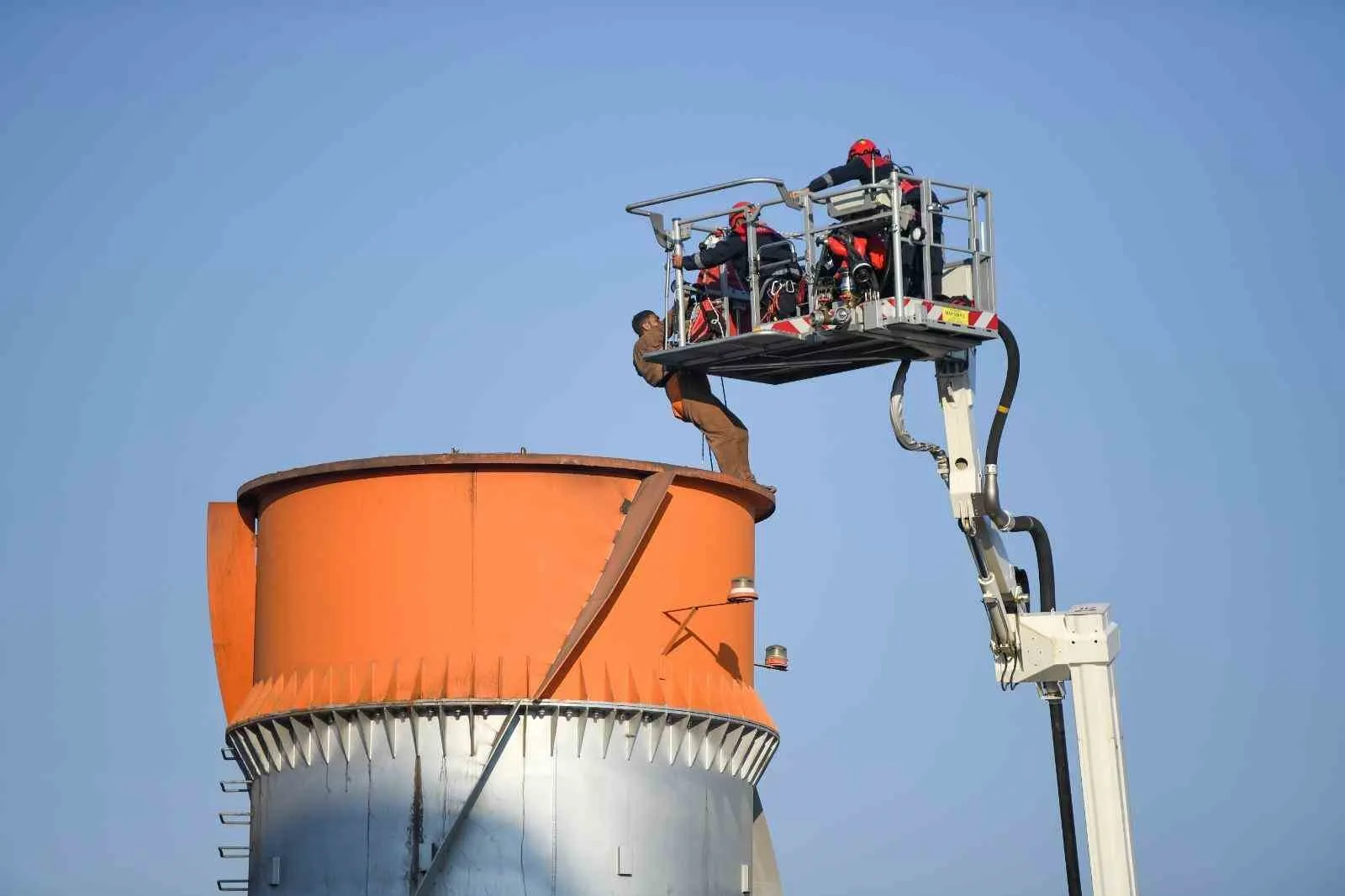 İzmir’in Bornova ilçesinde temizlik için çıktıkları fabrika bacasında iskelenin çökmesi