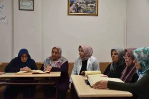 Gaziantep’te ilerleyen yaşına rağmen 4 yıldır mahallelerindeki tesiste açılan Kur’an-ı
