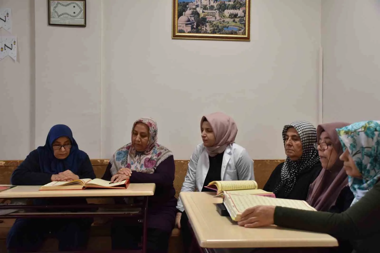 Gaziantep’te ilerleyen yaşına rağmen 4 yıldır mahallelerindeki tesiste açılan Kur’an-ı