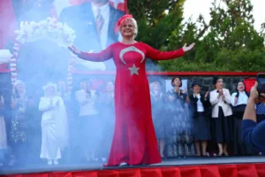 Elazığ’da düzenlenen 29 Ekim etkinliğinde kadınların zarafeti ve şıklığı, Cumhuriyet