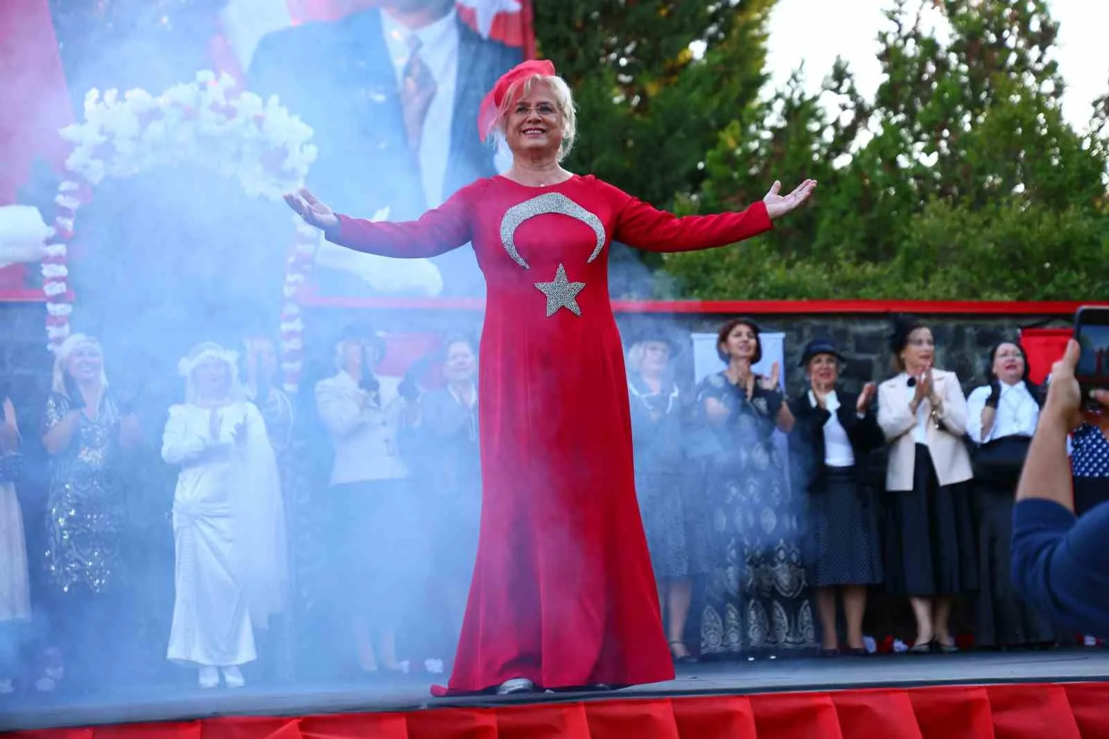 Elazığ’da düzenlenen 29 Ekim etkinliğinde kadınların zarafeti ve şıklığı, Cumhuriyet