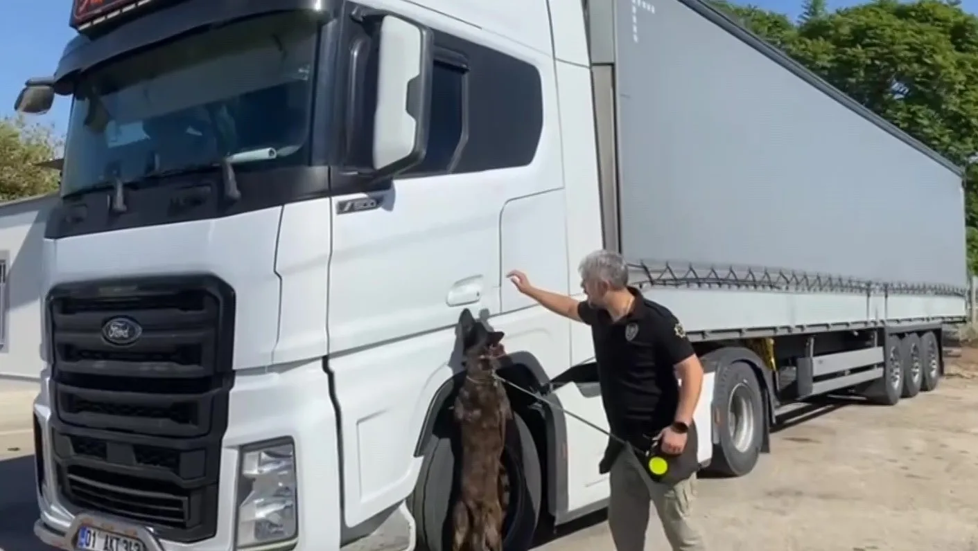 Adana’da polisin yaptığı çalışmada bir tırın içindeki valizlerden yaklaşık 80