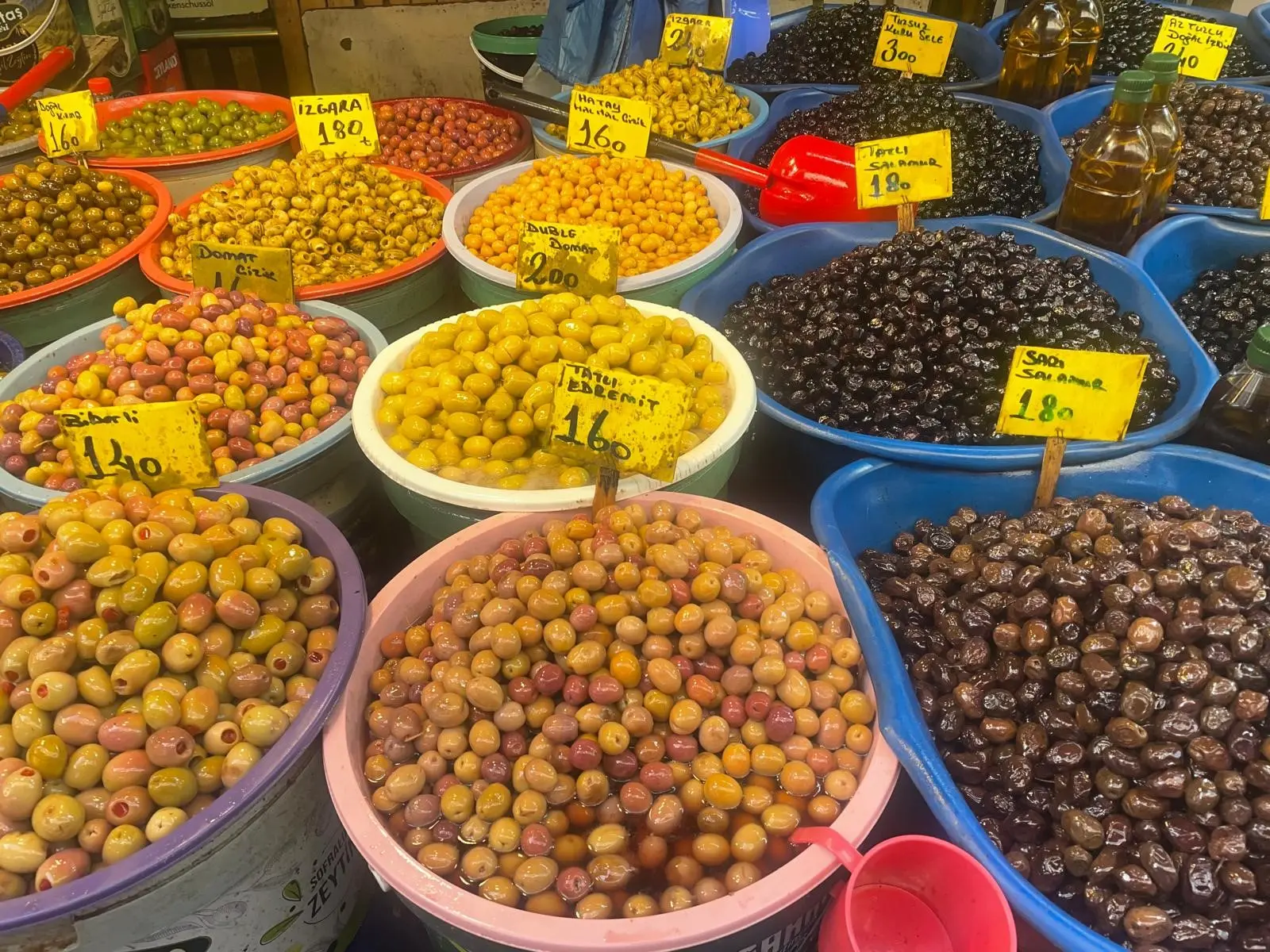 Bursa’nın tarihi Hanlar Bölgesi’nde meyve ve sebze tezgahları arasında dikkat