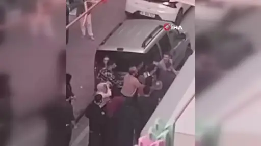 İstanbul’un Esenyurt ilçesinde yol ortasına park edilen araç nedeniyle çıkan