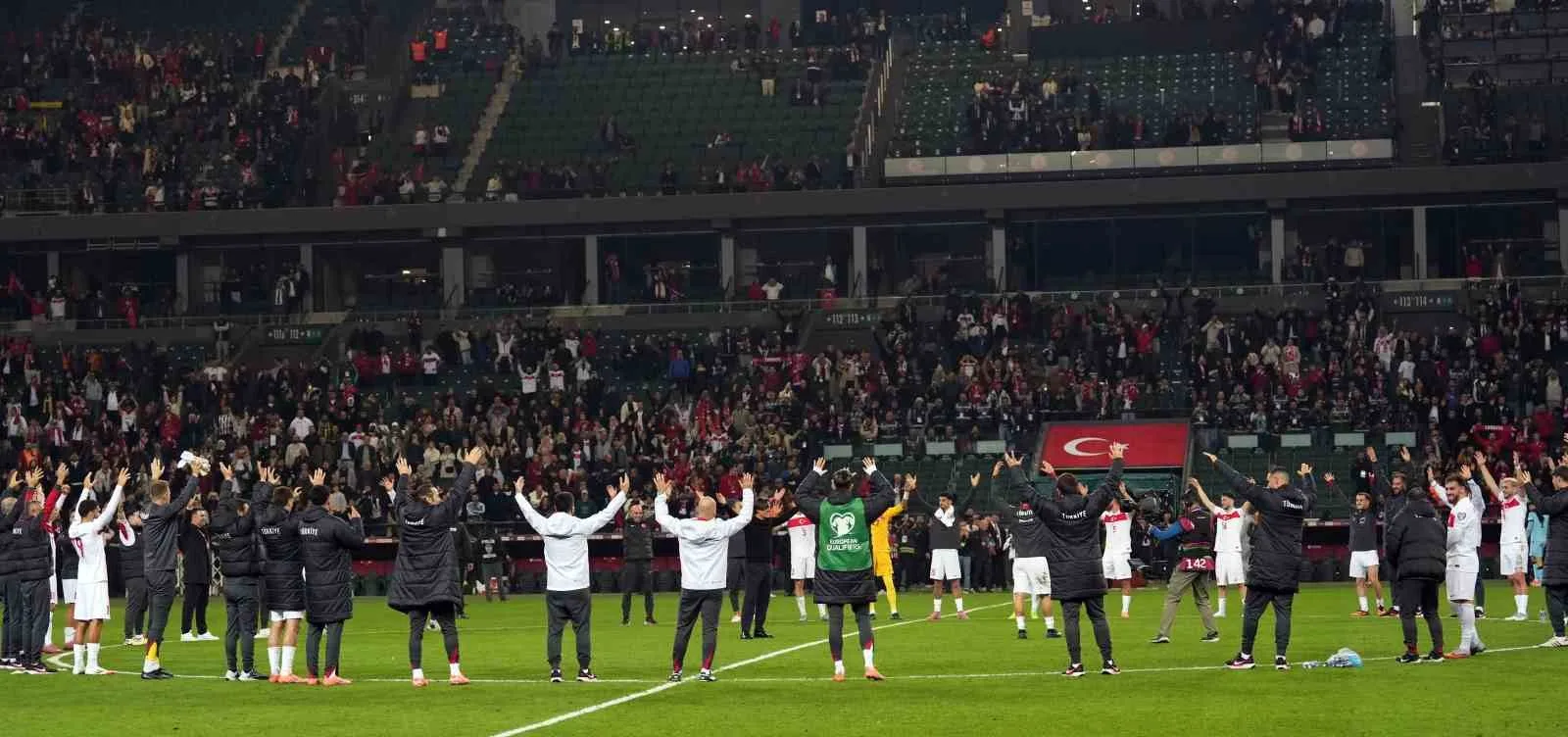 A Milli Futbol Takımı, Gürcistan galibiyetinin ardından sahanın ortasında toplanarak