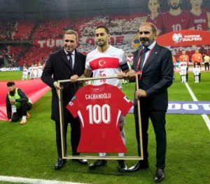 A Milli Futbol Takımı’nda 100. maçına çıkan Kaptan Hahan Çalhanoğlu’na