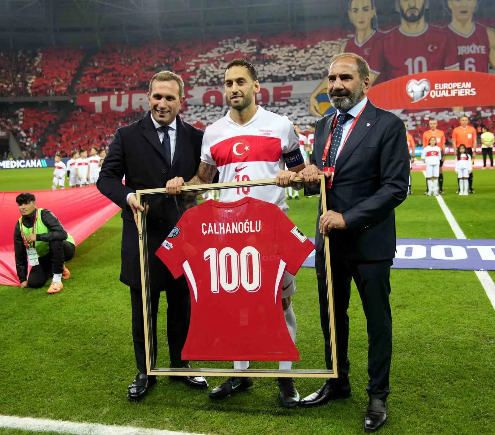 A Milli Futbol Takımı’nda 100. maçına çıkan Kaptan Hahan Çalhanoğlu’na