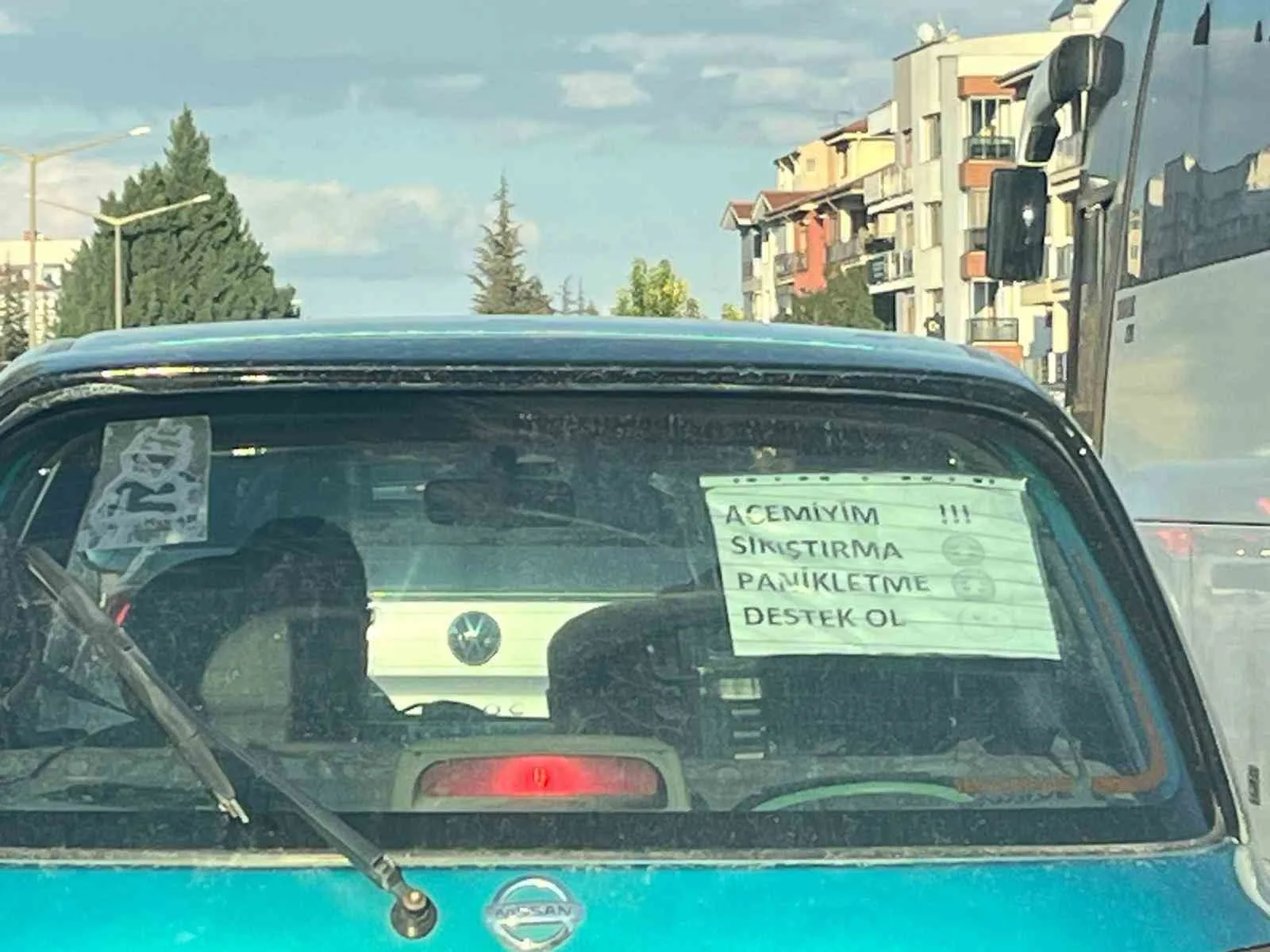 Eskişehir’de kadın sürücünün otomobilinin arka camına astığı “acemi sürücü” notu