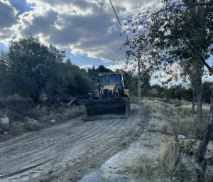 Denizli’nin Acıpayam ilçesinde, yağmur suları ve taşlar sebebiyle kullanılamayacak şekilde