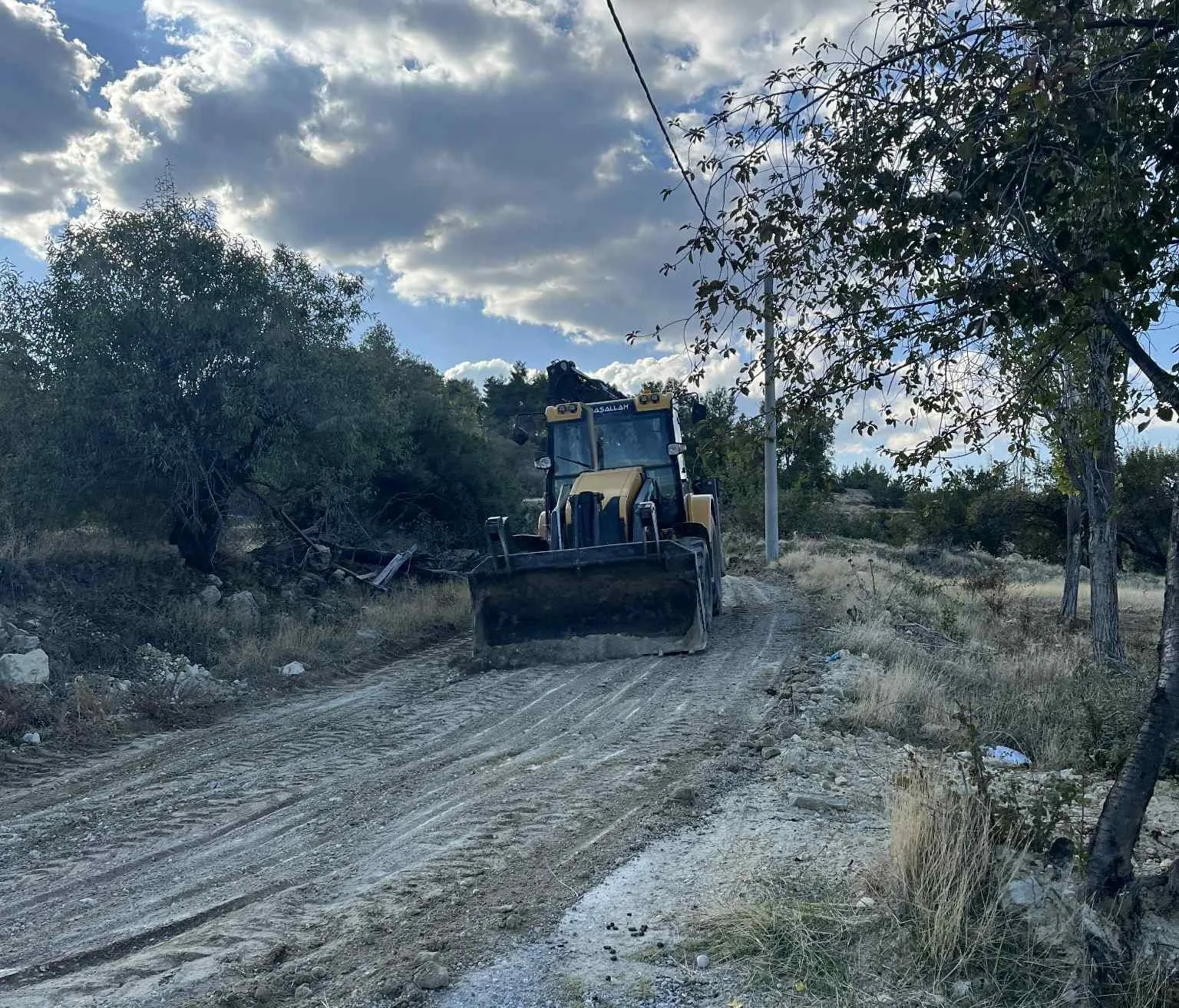 Denizli’nin Acıpayam ilçesinde, yağmur suları ve taşlar sebebiyle kullanılamayacak şekilde