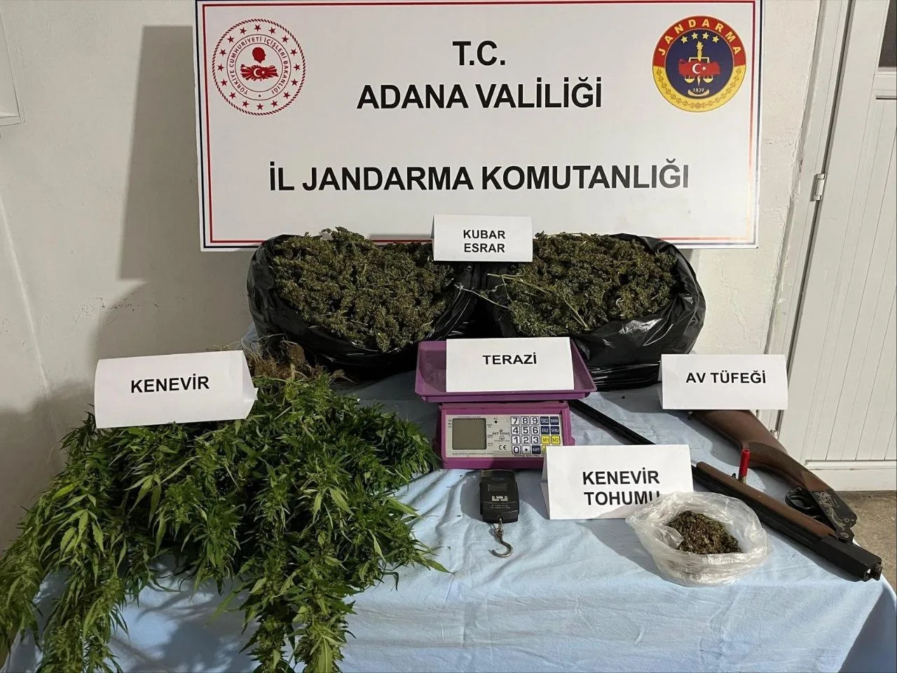 Adana’nın Kozan ilçesinde jandarmanın yaptığı operasyonda 10 kilo 230 gram