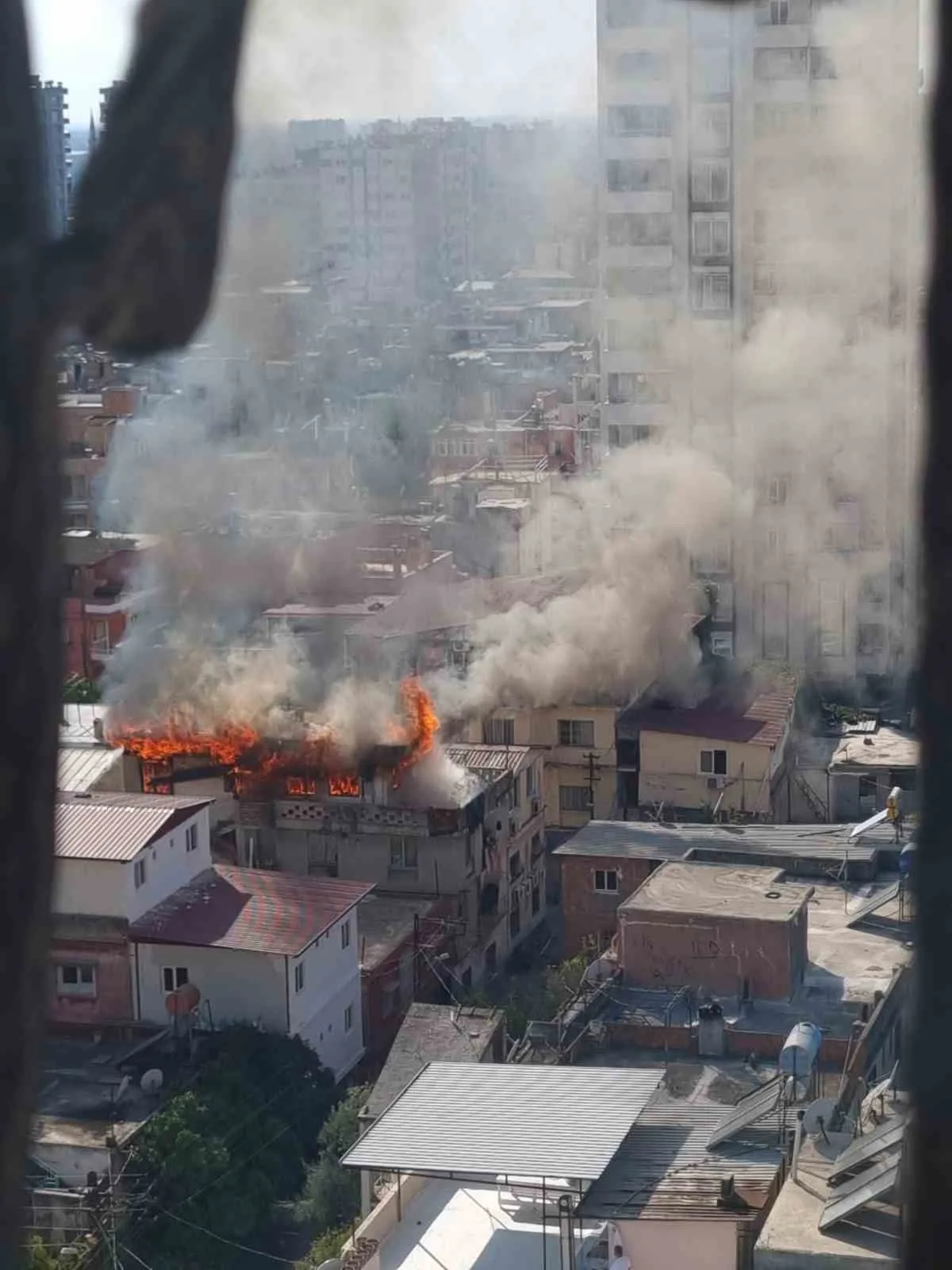 Adana’da 3 katlı müstakil evin son katında çıkan yangın, itfaiye