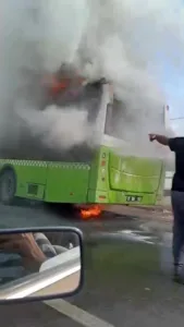Adana’da belediyeye ait halk otobüsü yanarak kullanılamaz hale geldi. Olay,