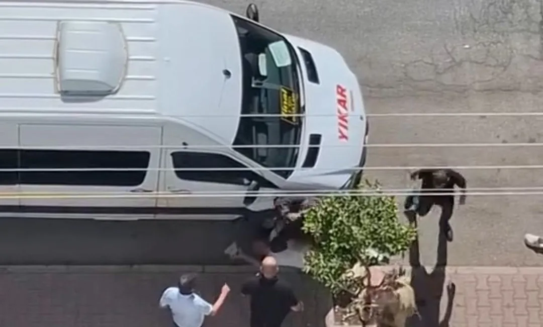 Adana’da bir kişinin sokak ortasında bıçaklanması saniye saniye görüntülendi. Olay,