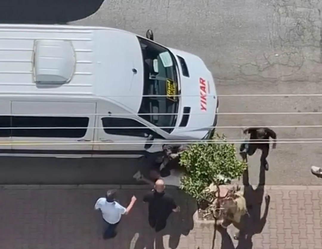 Adana’da bir kişinin sokak ortasında bıçaklanması saniye saniye görüntülendi. Olay,