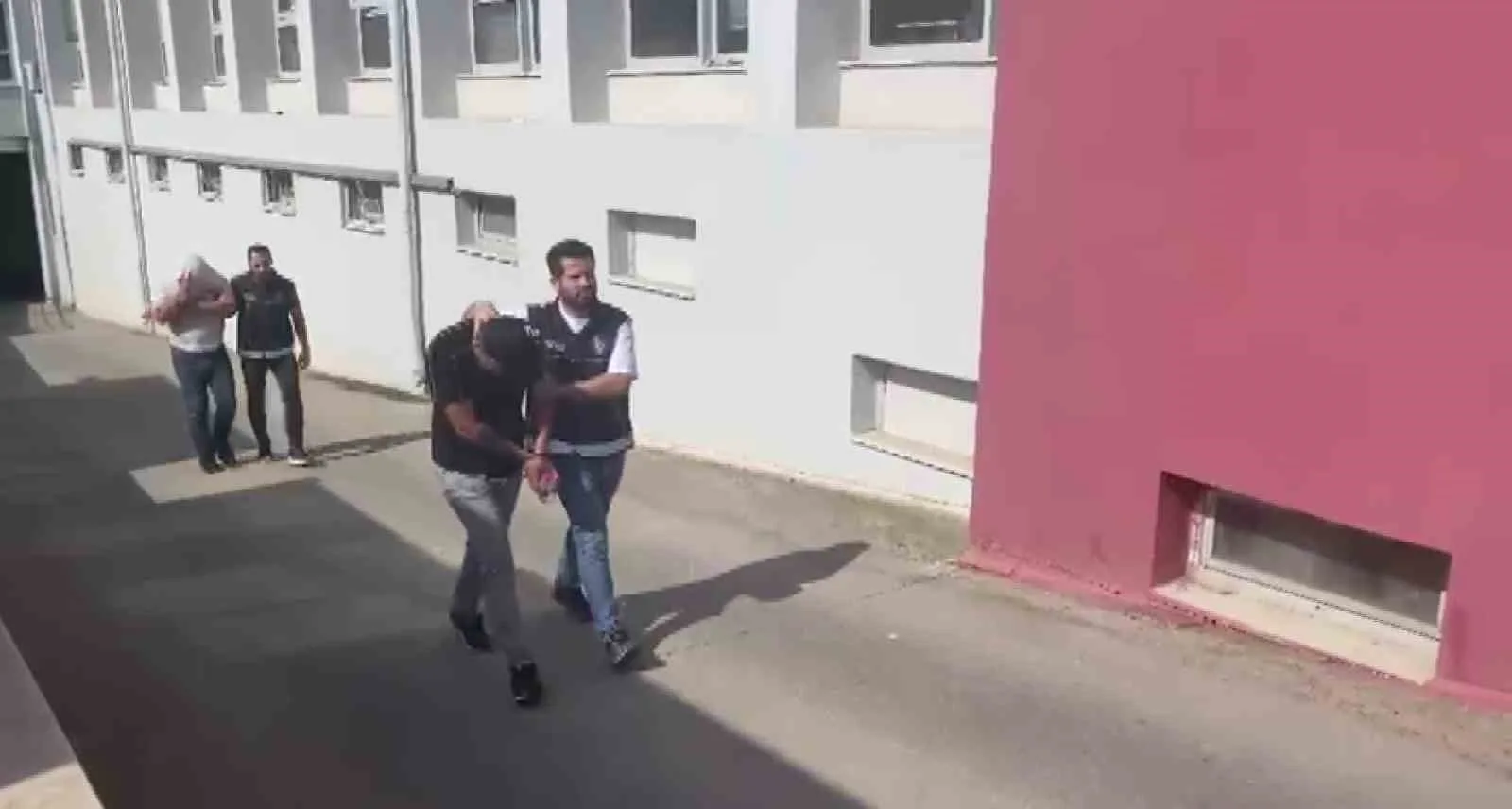 Adana’da polis ekiplerince düzenlenen operasyonda bin 166 adet bandrolü olmayan