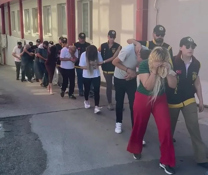 Adana’da fuhuş şebekesine yönelik yapılan operasyonda gözaltına alınan 16 şüpheliden