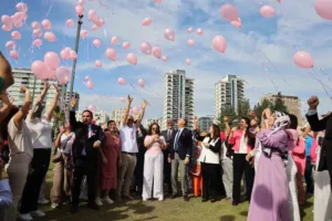 Adana’da meme kanseri farkındalık ayı kapsamında gökyüzüne yüzlerce pembe balon