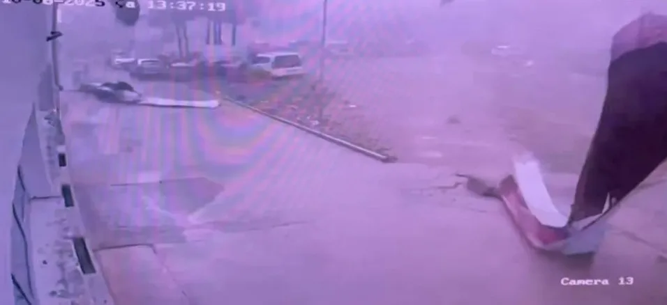 Adana’nın Kozan ilçesinde dün çıkan hortum, bir lisenin çatısını uçurup