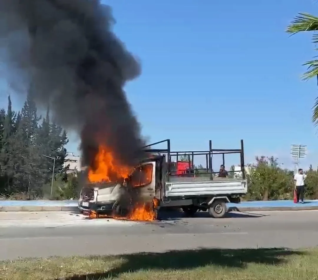 Adana’nın Seyhan ilçesinde seyir halindeki kamyonet alev aldı. İtfaiye ekipleri