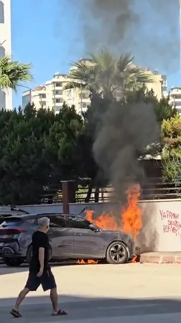 Adana’da park halindeki araç alev alev yandı, bir vatandaş müdahale