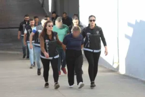 Adana’da polis ekipleri, kendilerini kamu görevlisi gibi tanıtıp hazineye ait