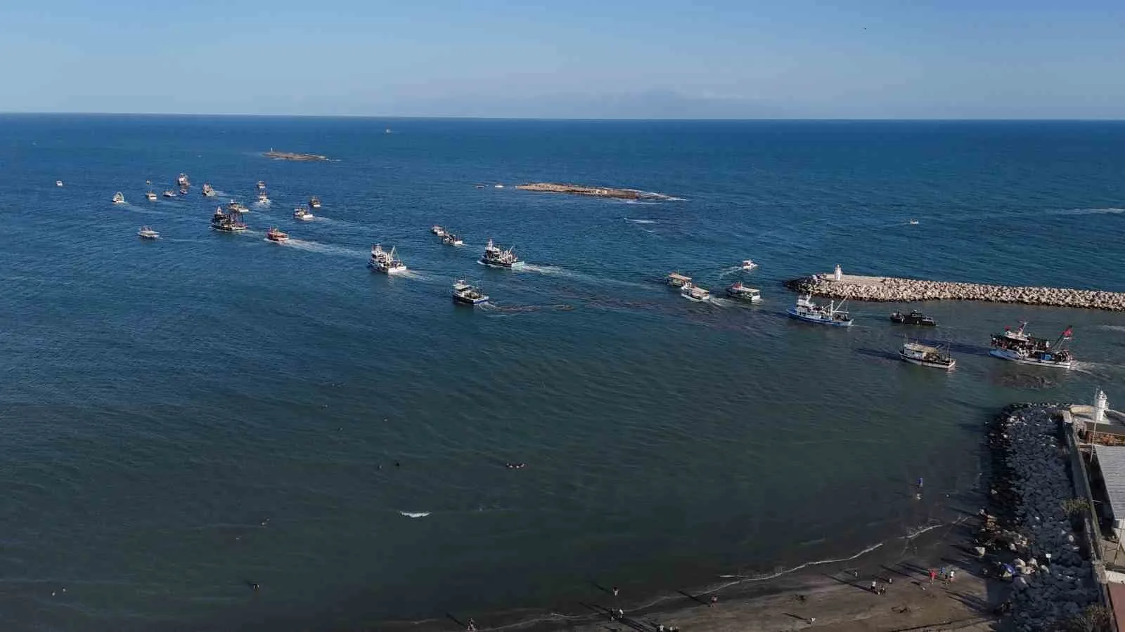 Adana’nın Karataş ilçesinde vatandaşlar, İsrail’in Gazze’ye insani yardım taşıyan Küresel