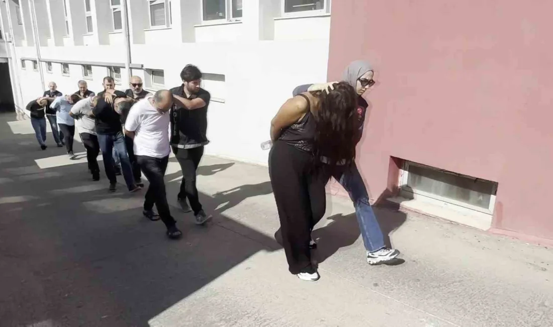 Adana’da yüklü miktarda uyuşturucuyla yakalanan 1’i kadın 6 kişi tutuklandı.