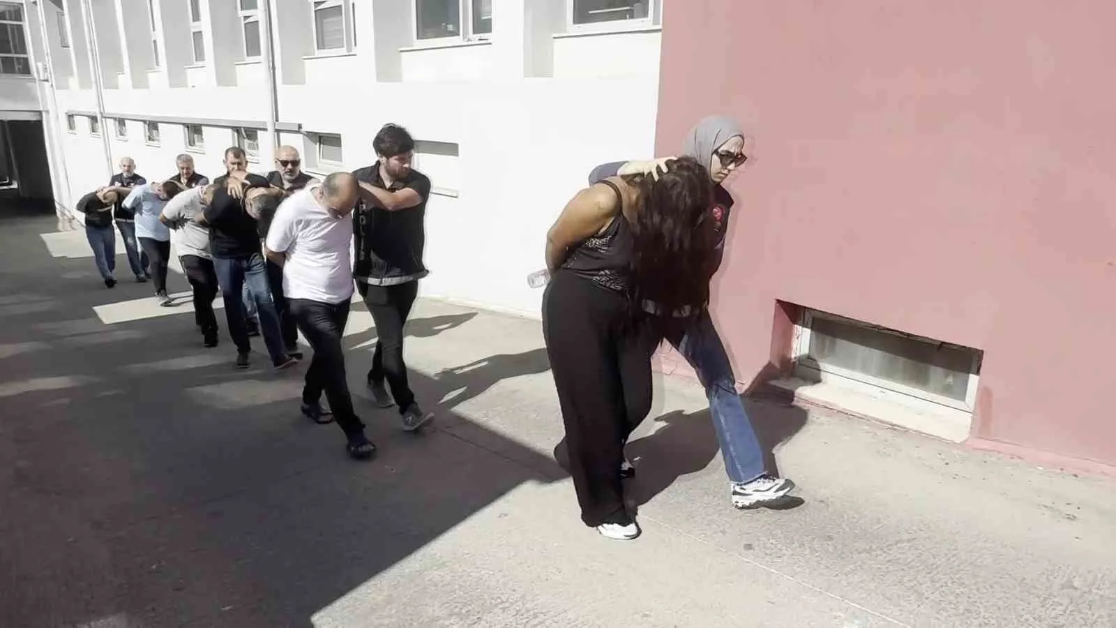 Adana’da yüklü miktarda uyuşturucuyla yakalanan 1’i kadın 6 kişi tutuklandı.